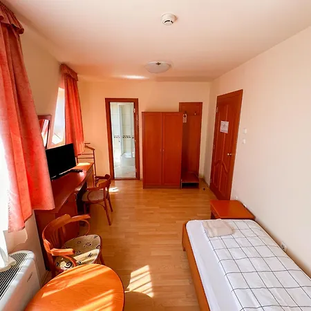 Karadi Apartmanhaz *